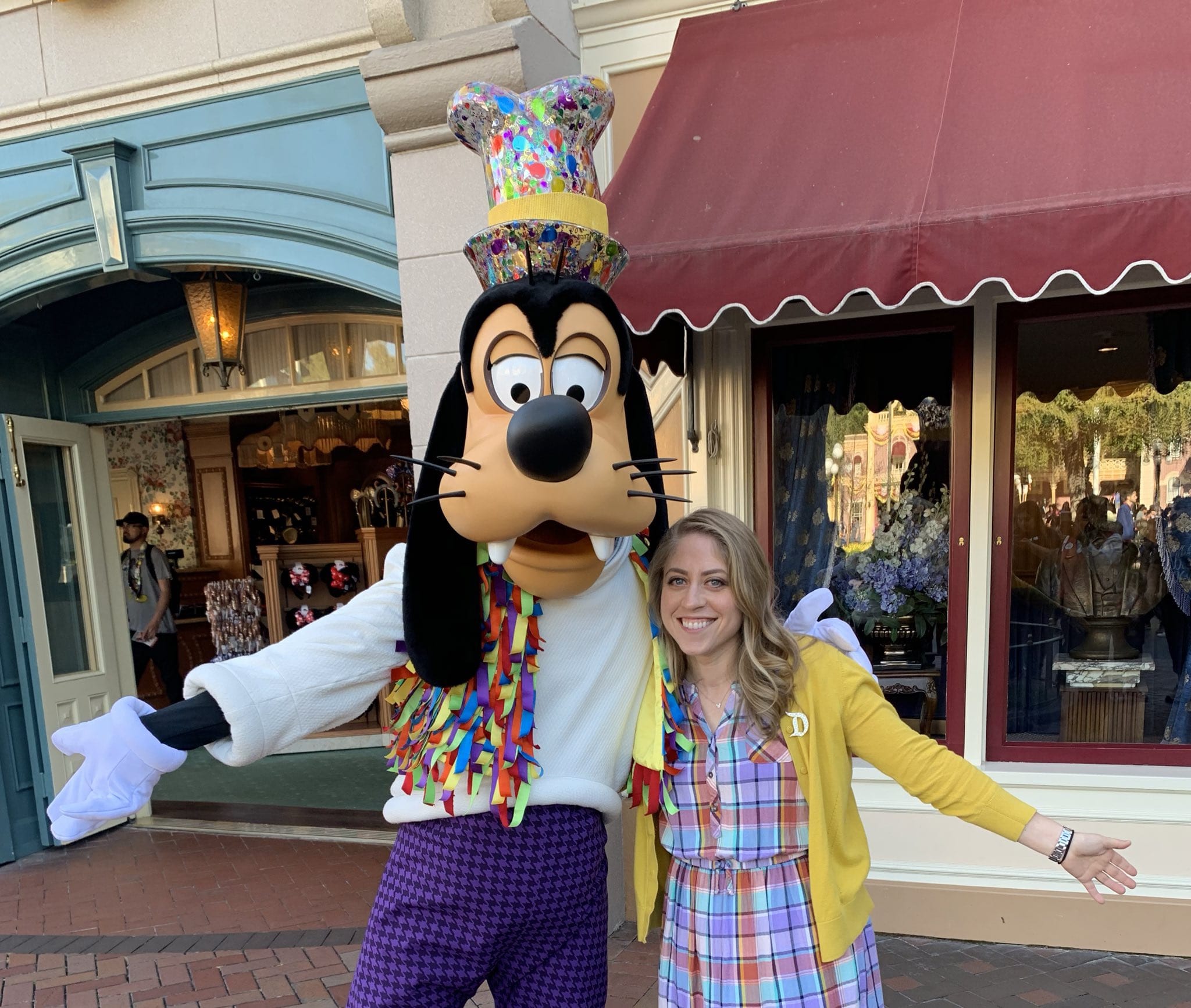 Disney Parks Moms Panelist Jennifer Lapsker with Goofy at Disneyland